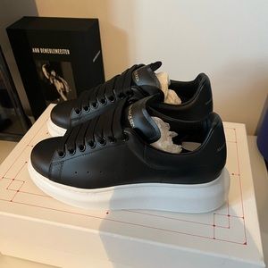 ALEXANDER MCQUEEN
Black Oversized Sneakers